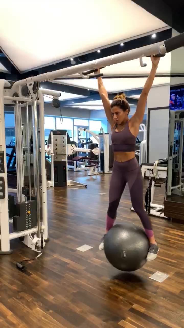 Hanging leg lifts using yoga ball