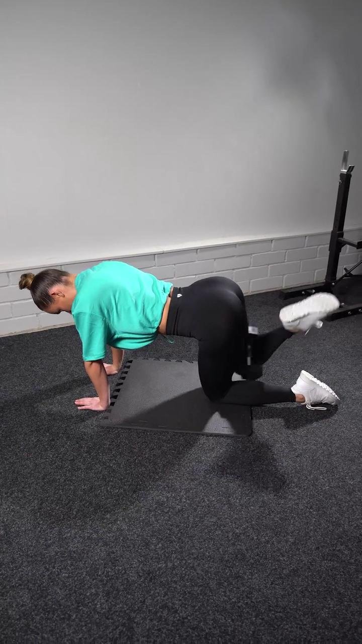 GLUTES on fire DUMBBELLS only!🍑