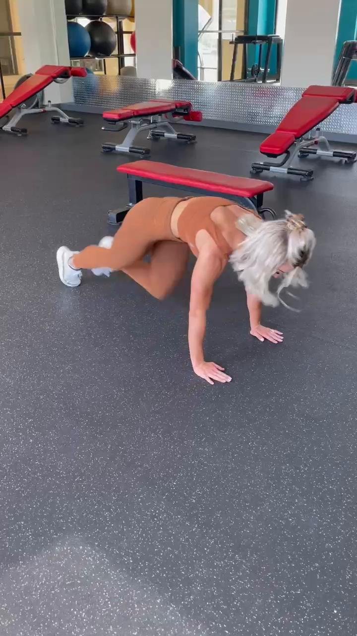 THURSDAY - Legssss for days 🔥 + stretching (HOME)