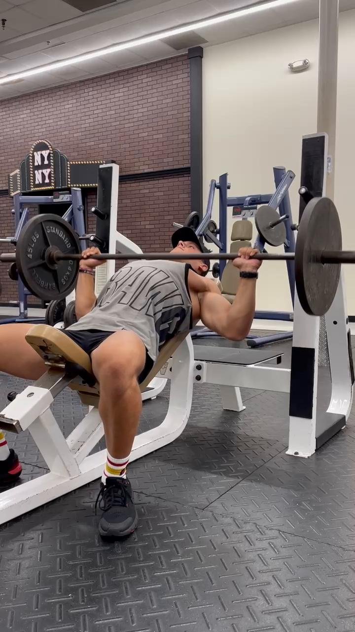 Monday. CHEST/ TRICEPS.