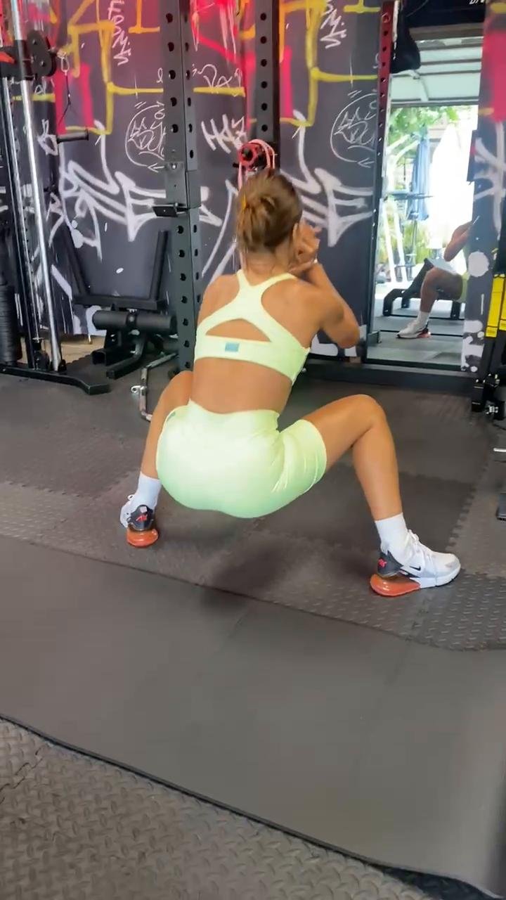 Camila Coelho - Legs Workout