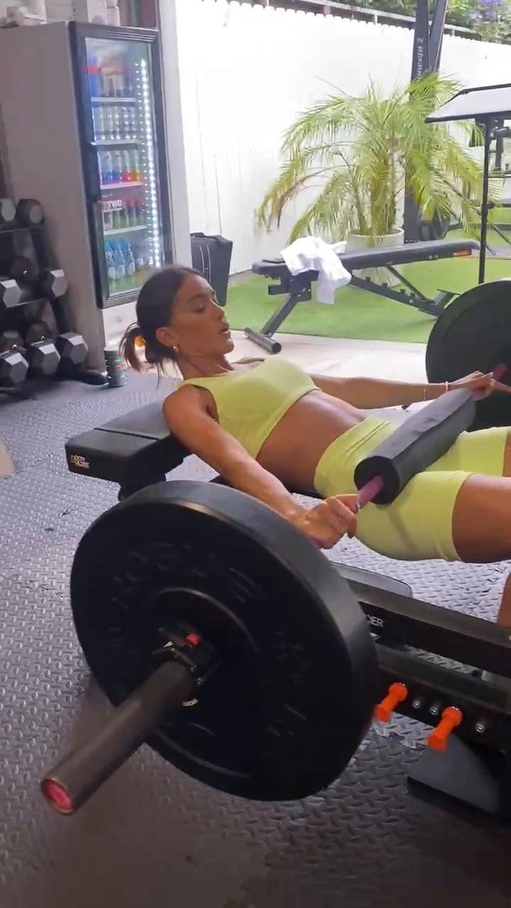 Camila Coelho - Legs Workout
