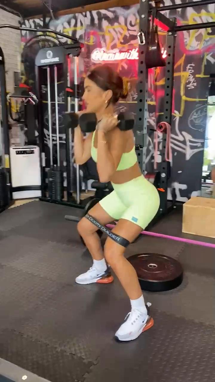 Camila Coelho - Legs Workout