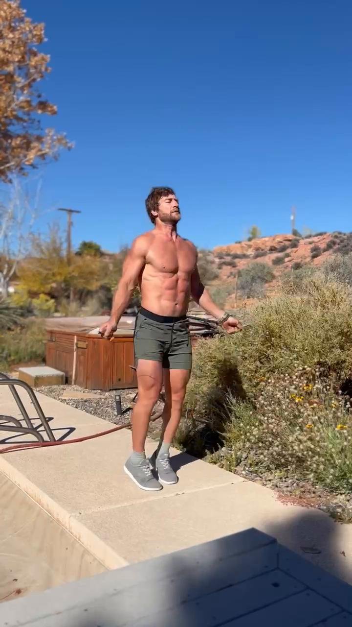 4 Rounds for time: Double Unders, Toes2bar + Wallballs