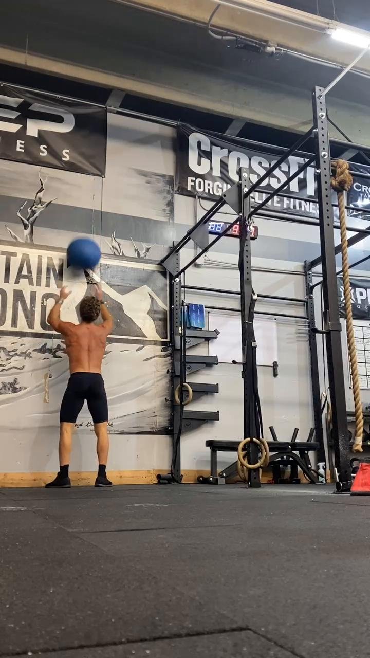 4 Rounds for time: Double Unders, Toes2bar + Wallballs