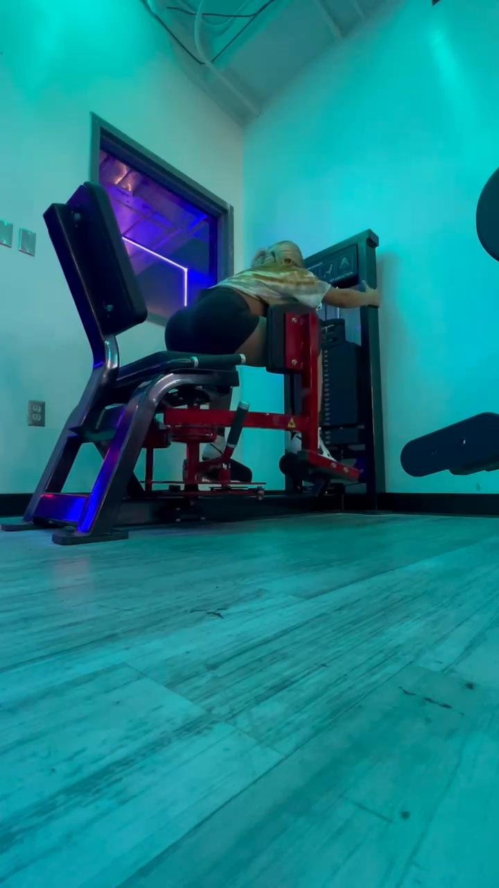 Week 1 day 3: LEG DAY: HAMMIES & BOOTY FOCUS