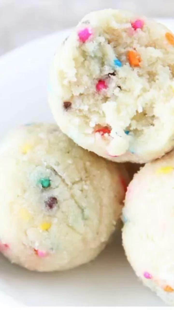 APPLESAUCE BIRTHDAY CAKE PROTEIN BALLS