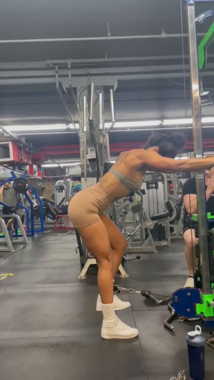 W1/D5: Leg day 3 - Glutes