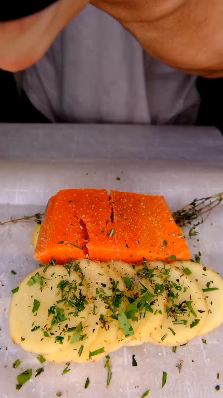 Baked Salmon w/ Veggies   28P 22C 6F