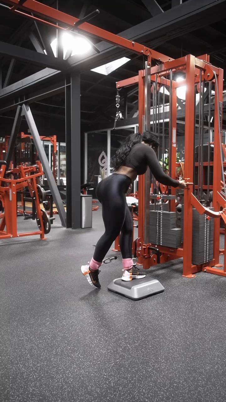 ABS + GLUTES + QUADS (GYM)