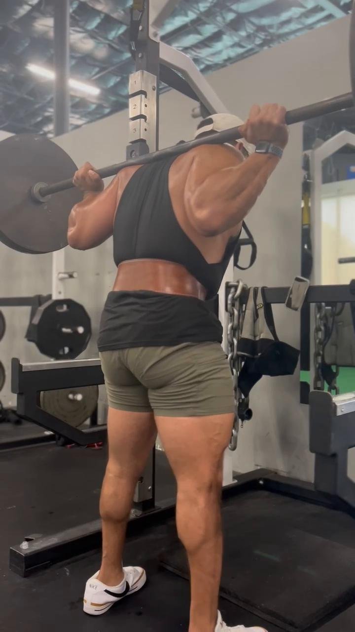 GRAB YOUR ANKLES
Quads and Core