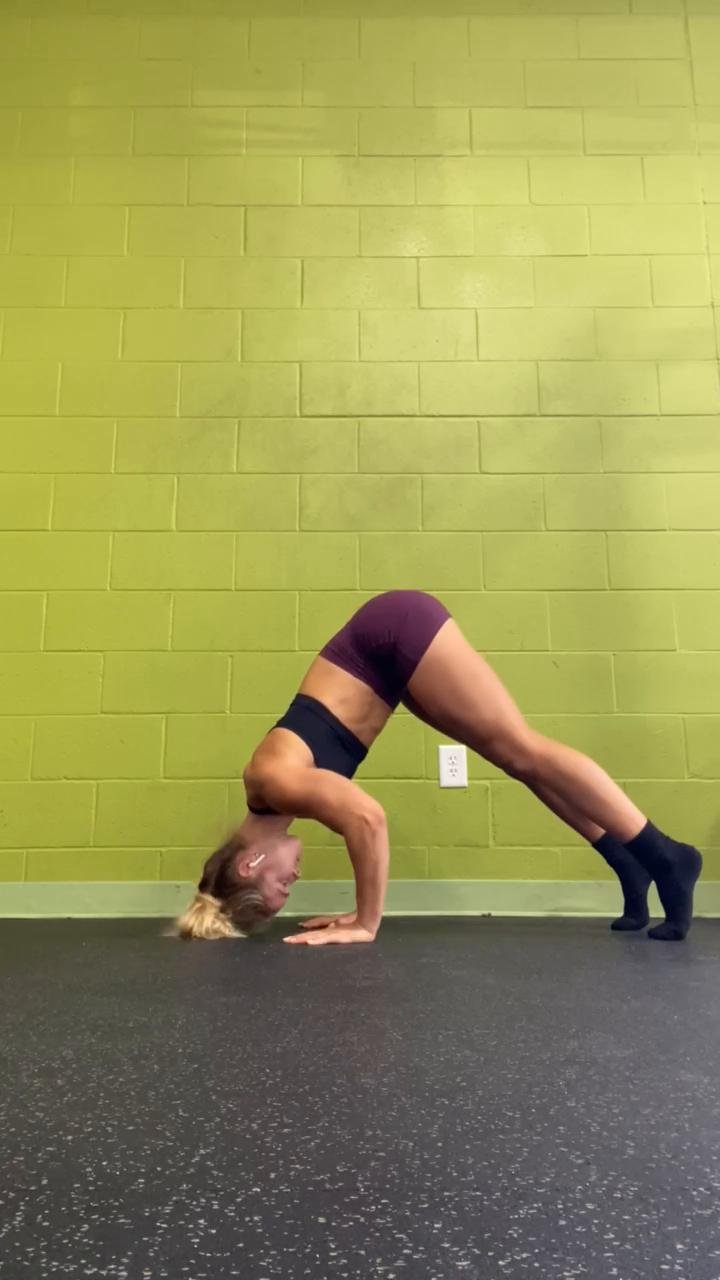 Handstand push-up (beginner level)