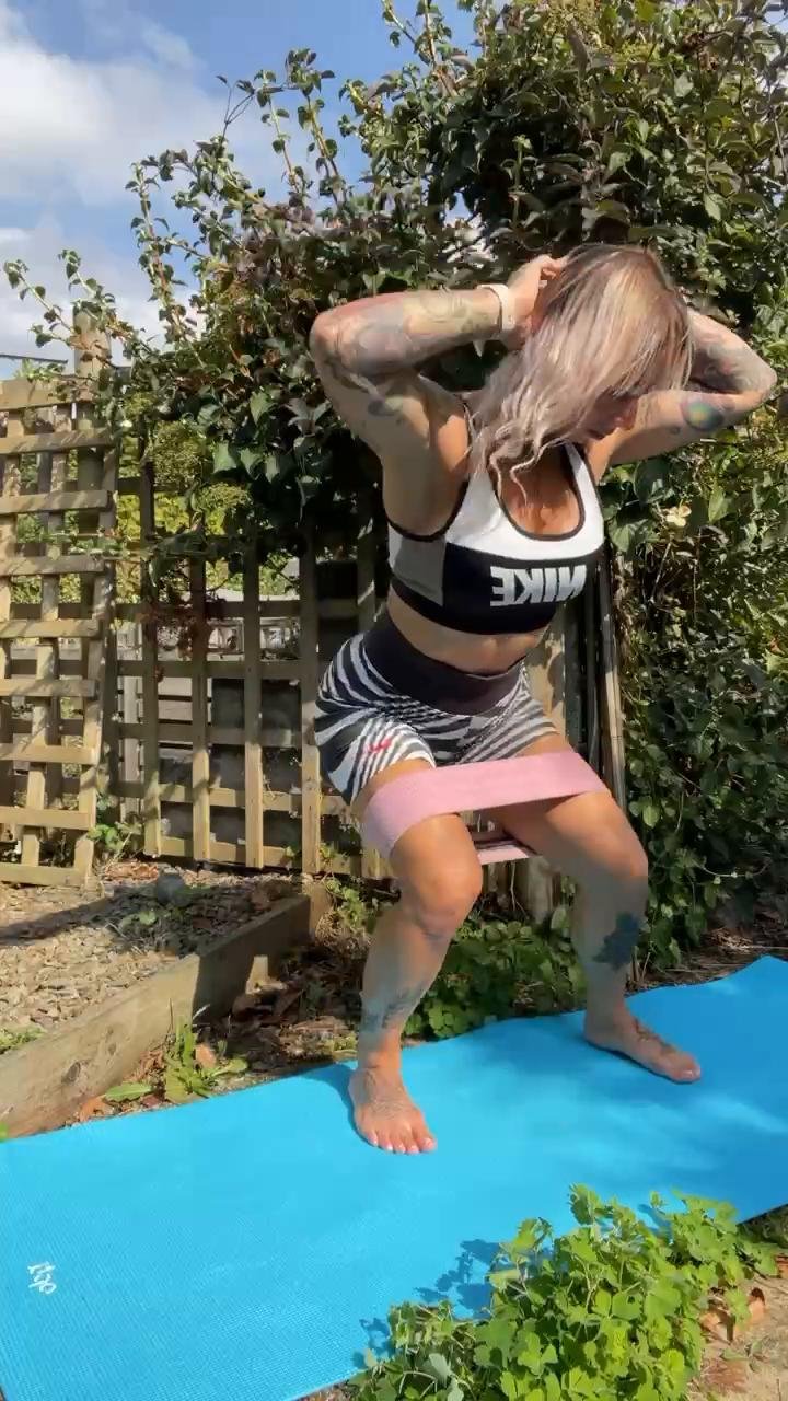 Resistance band glute workout 🍑