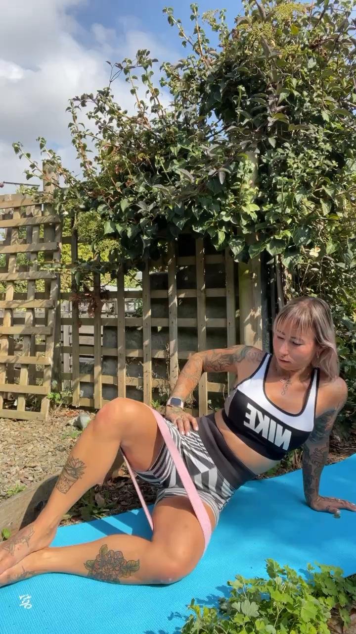 Resistance band glute workout 🍑