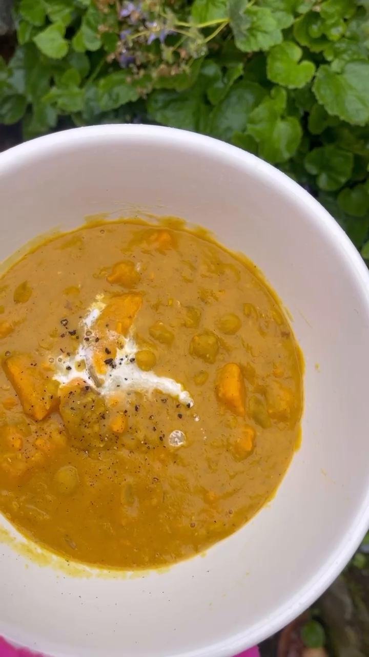 Sweet potato + red lentil soup 🍠
