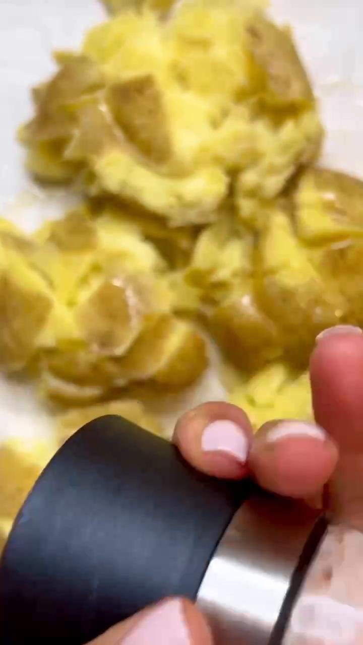 Air fryer smashes potato