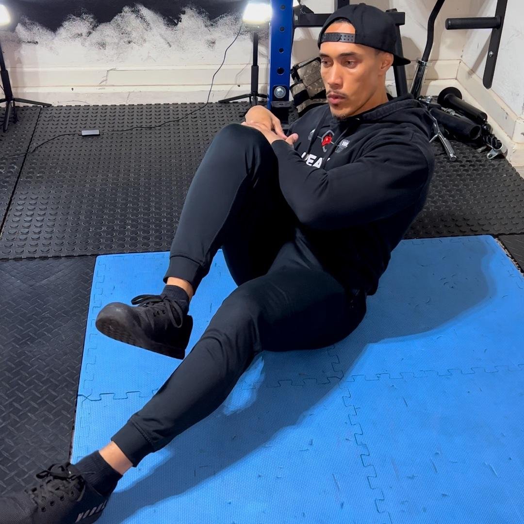 Alternating knee raises