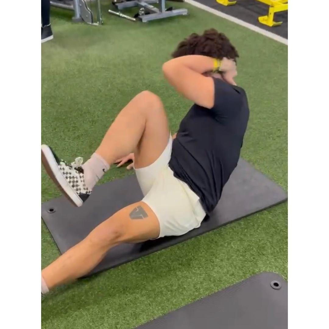 Single Leg Crunches (Abs Day)