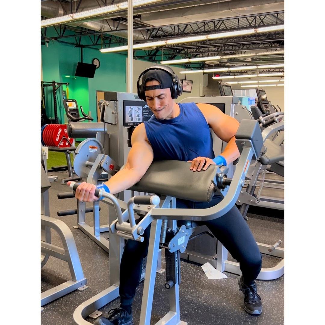 Single arm machine preacher curls