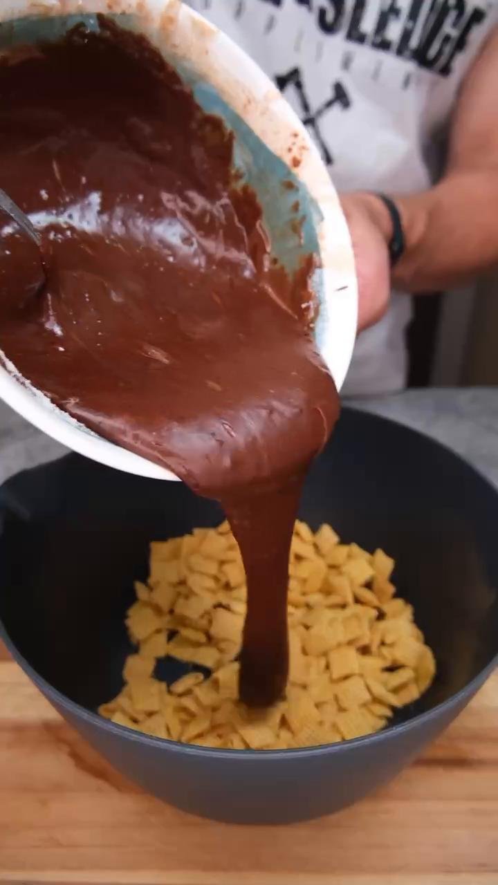 Peanut butter protein puppy chow 
7P 33C 3F