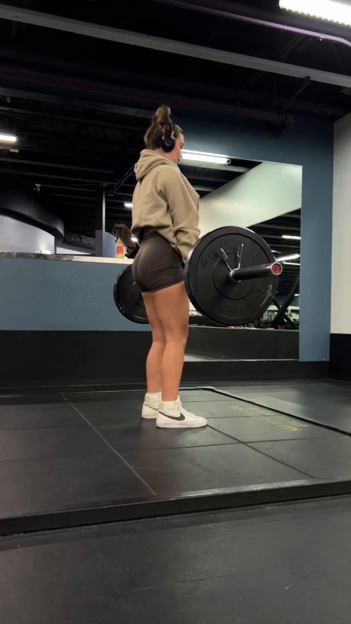 Muscle Mommy Leg Day
