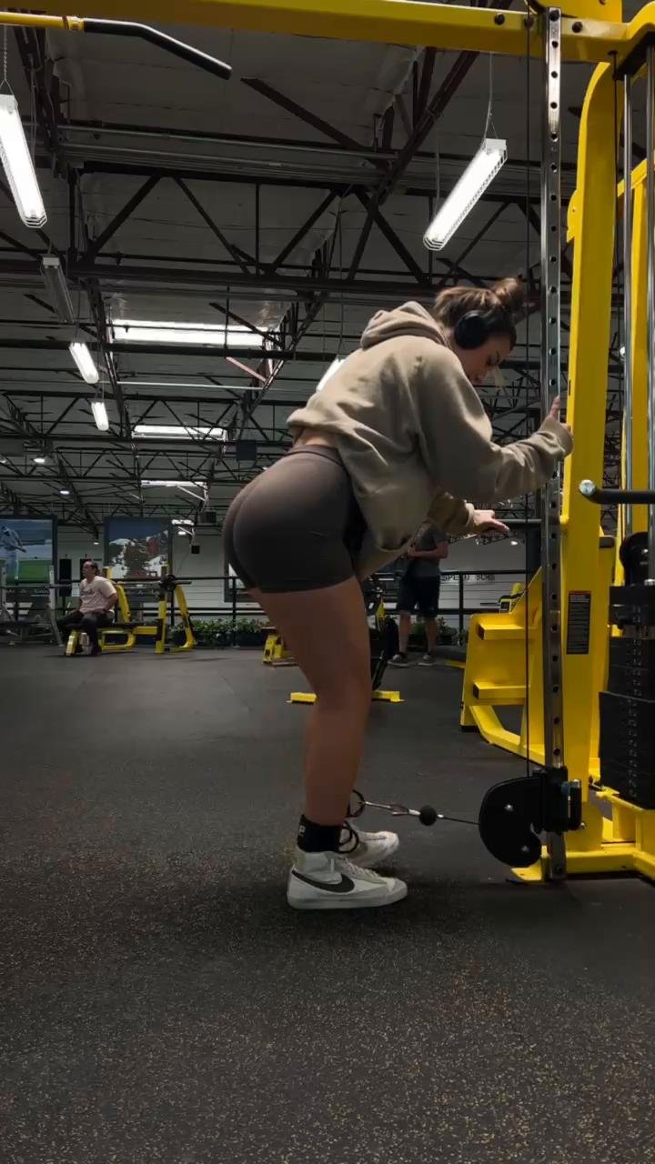 Muscle Mommy Leg Day