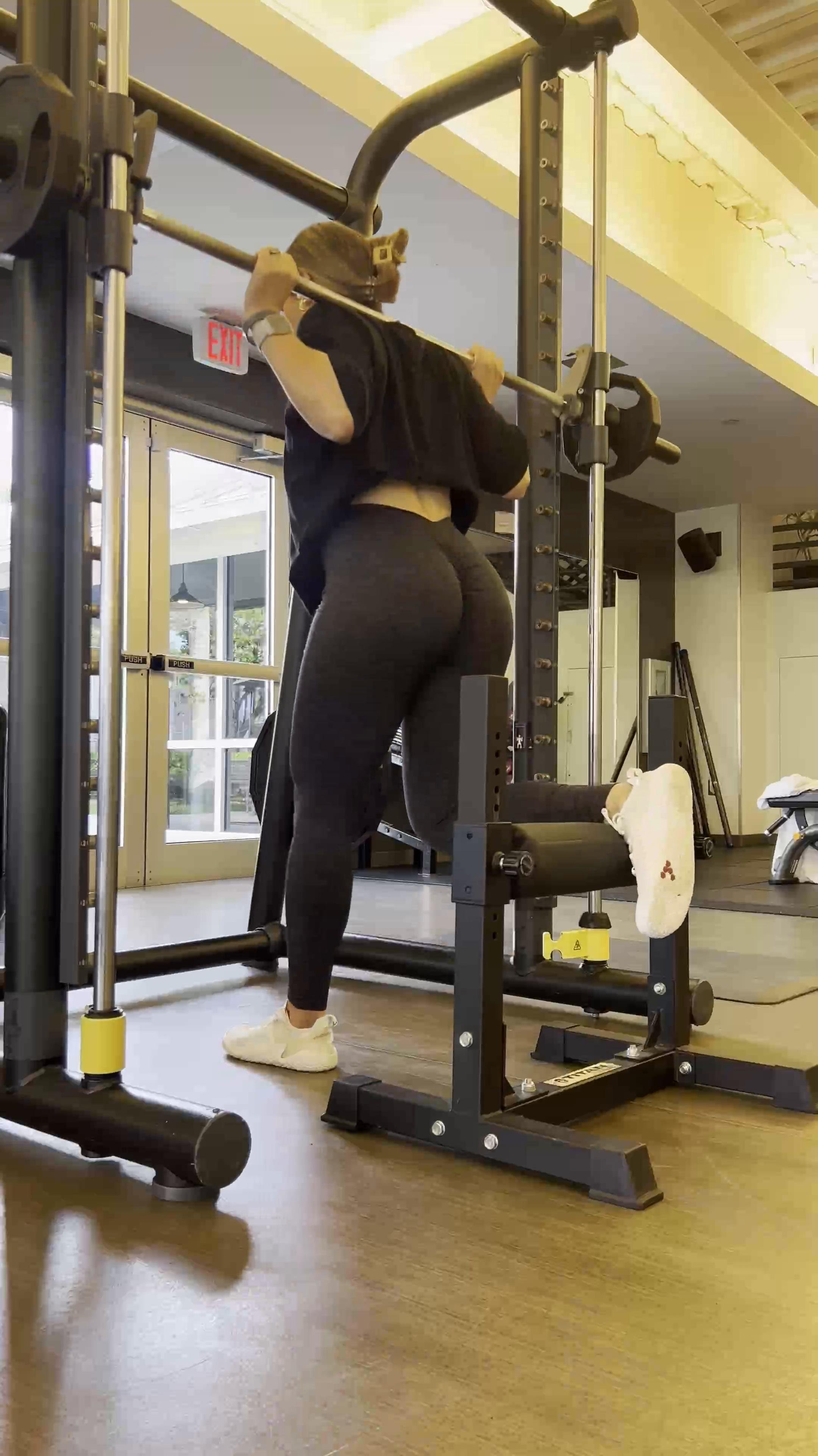 W1 | D5 Legs & Glutes GYM