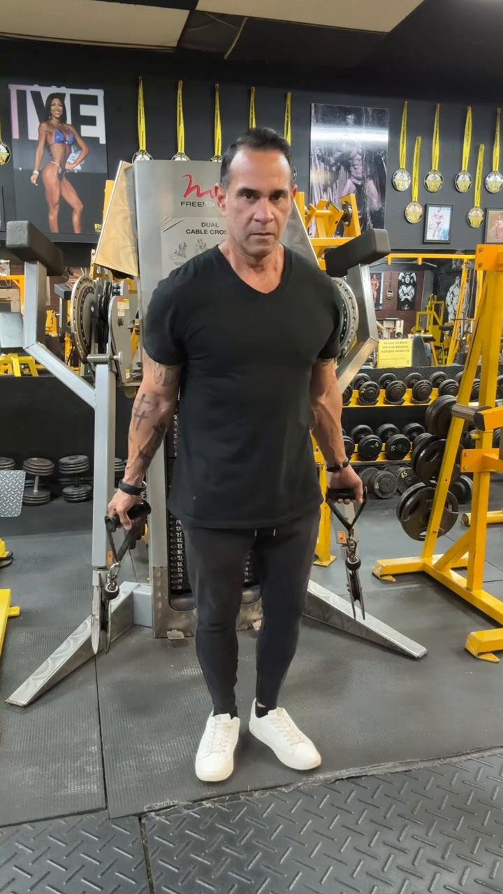 STANDING CABLE BICEP CURLS