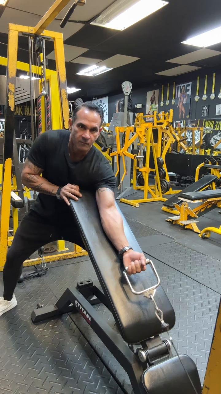 ONE ARM CABLE PREACHER CURL