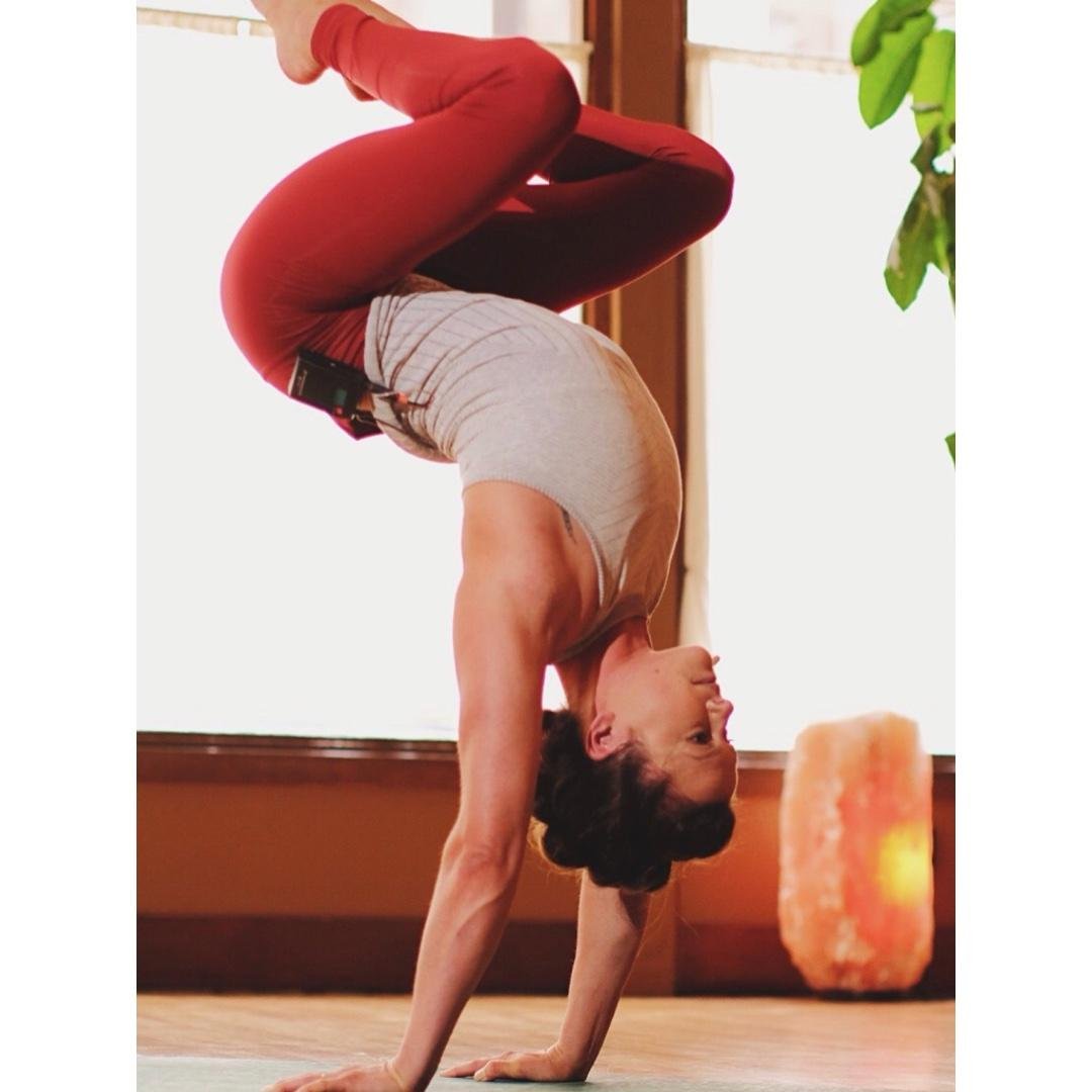 Holly’s Handstands
Tutorial: An Arm Balance a Day