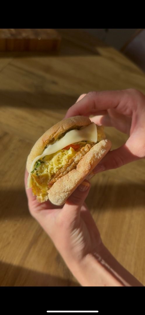 PESTO BREAKFAST SANDWICH