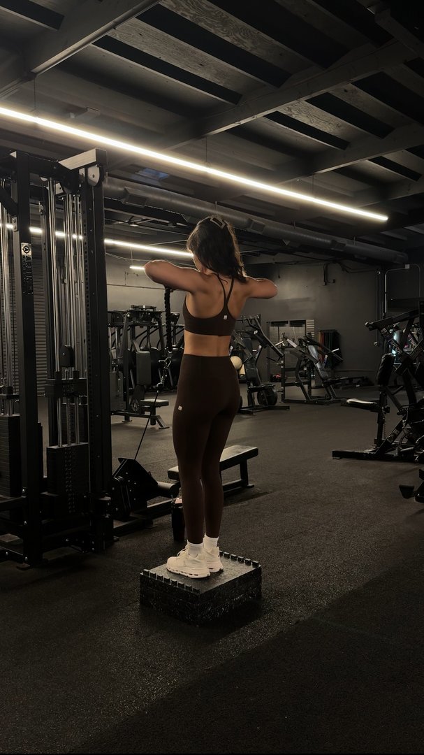 upper body (shoulders)